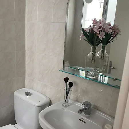 Comfortable And Conveniently Located House شقة *